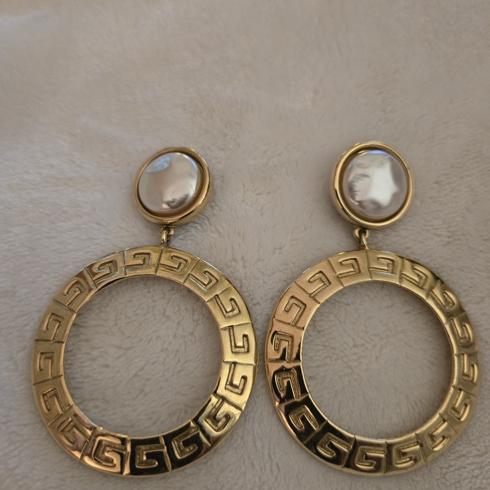 GIVENCHY Vintage Elegant Gold and Pearl Clip Earrings - Picture 7 of 7